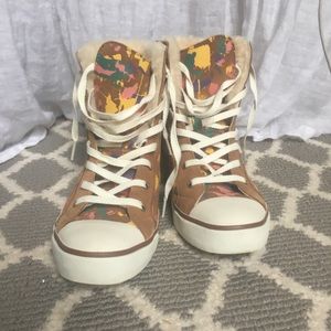 NEVER WORN UGG - tan/splatter paint suede lace ups